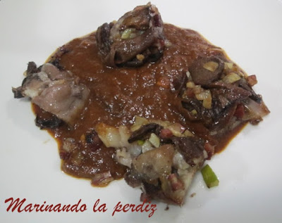 Manos de cerdo rellenas de setas en salsa de chocolate