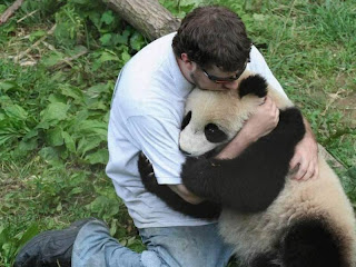 Oso y hombre fundido en un abrazo