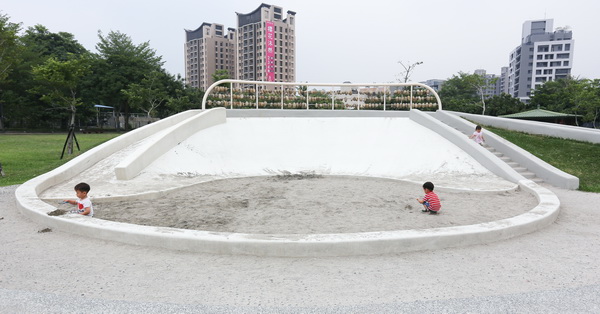 台中北屯|廍興公園|大碗公溜滑梯|沙坑|石頭算盤|芭瓢蟲洗手台|大草坪|特色公園|親子景點|12感官遊具