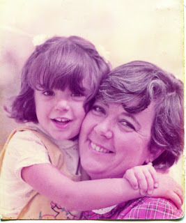 Mi madre y yo. Yo tendría unos 4 años o 5. Las dos abrazadas cabeza con cabeza y sonriéndole a la cámara