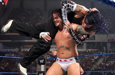 cm punk preparando la llave para mandar a dormir a Jeff Hardy