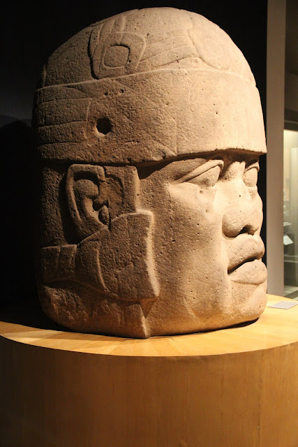 Одна из массивных многотонных голов, оставленных цивилизацией ольмеков