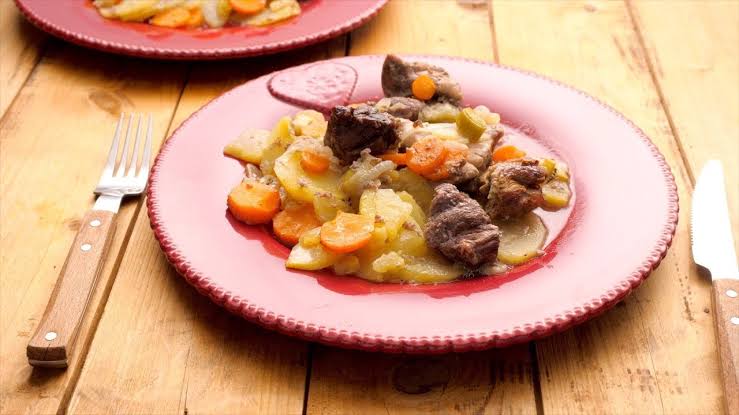 French baeckoeoffe stew (semur kentang daging prancis)