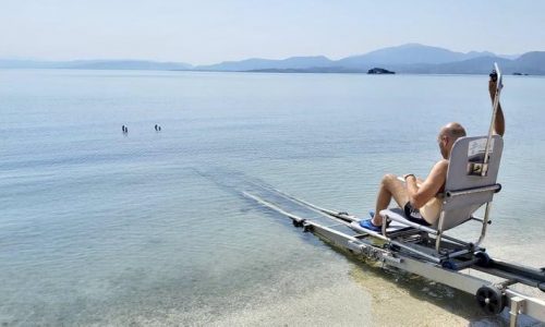 Ράμπες με μηχανισμό μετακίνησης των ΑμεΑ προς τη θάλασσα τοποθετήθηκαν σε παραλίες της Κορωνησίας Άρτας, ύστερα από ανοιχτή διαγωνιστική διαδικασία, με προϋπολογισμό 120.000 ευρώ και χρηματοδότηση από το ΕΣΠΑ.