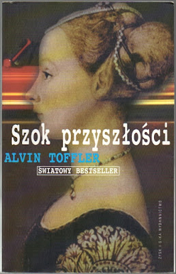 "Szok przyszłości" - okładka przedstawia kobitę z dawniej epoki i pędzący zanią rozpędzony samochód