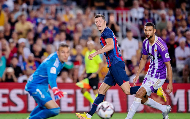 Lewandowski, de espuela, con la colaboración involuntaria de Joaquín, supera a Masip y consigue el tercer gol del Barsa. F. C. BARCELONA 4 REAL VALLADOLID C. F 0 Domingo 28/08/2022, 19:30 horas. Campeonato de Liga de 1ª División, jornada 3. Barcelona, Spotify Nou Camp: 83.972 espectadores. GOLES: 1-0: 24’, Lewandowski. 2-0: 43’, Pedri. 3-0: 64’, Lewandowski. 4-0: 90+2’, Sergi Roberto.