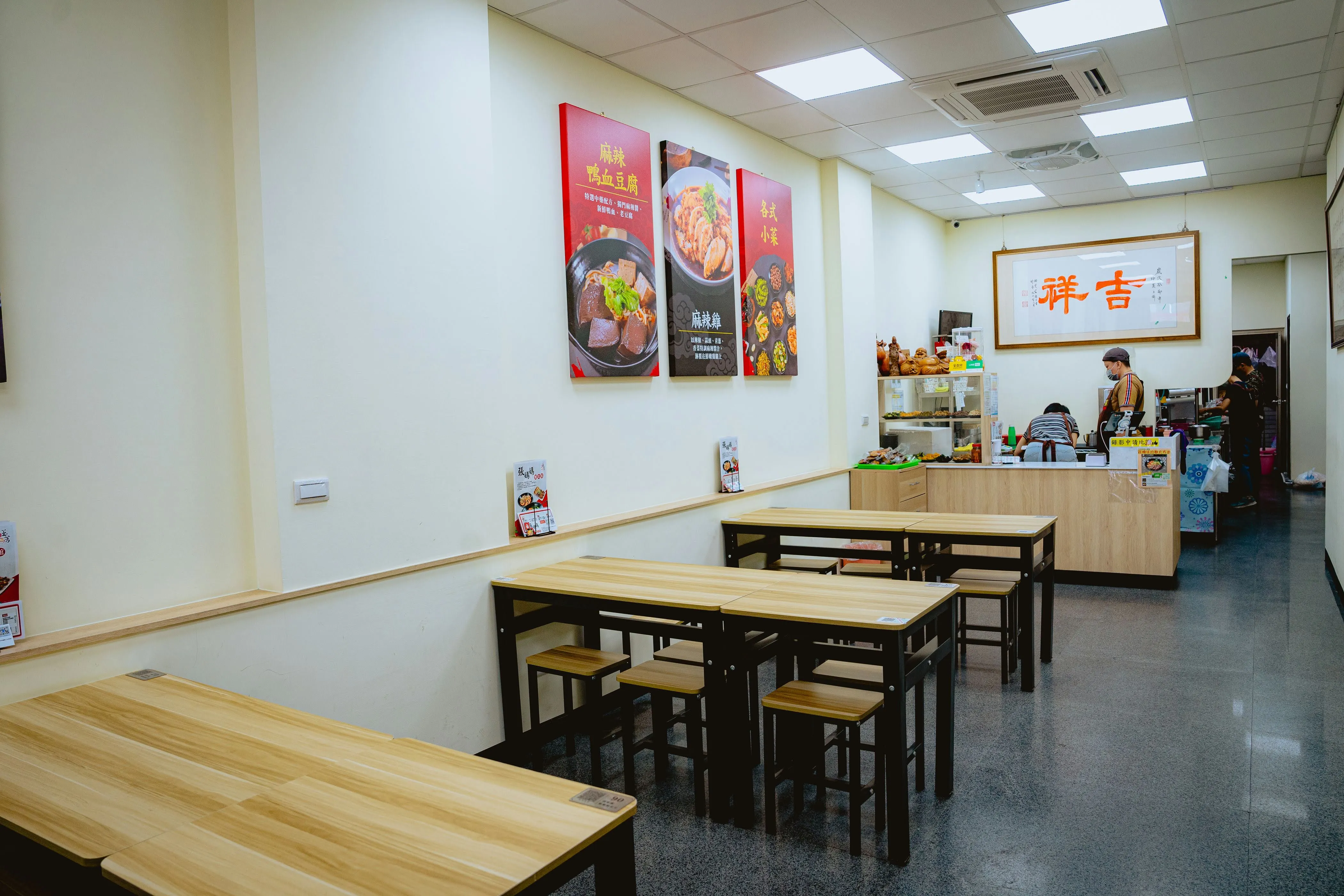 《台南｜安平》張媽媽麵食館，來自台南二空的好味道！涼麵跟麻辣鴨血豆腐的組合你試過了嗎？