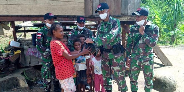 Yusmanto Pimpin Satgas Raider 300 Beri Bantuan Sembako ke Warga Mannem