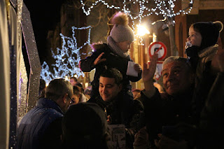 Miles de personas llenan las calles de Barakaldo al paso de la cabalgata de Reyes