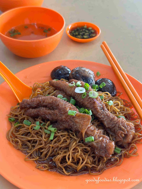 wantan mee with braised chicken feet and mushroom