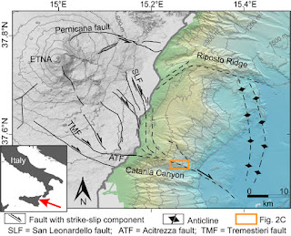Mapa morfológico del monte Etna que incluye características tectónicas del flanco sureste.