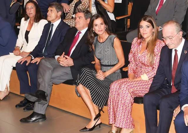 Queen Letizia wore a Franca stretch cotton dress by Hugo Boss. Nuevo Hogar Betania CEO, Begona Arana