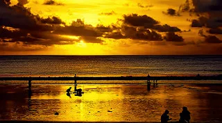 foto sunset di pantai kuta