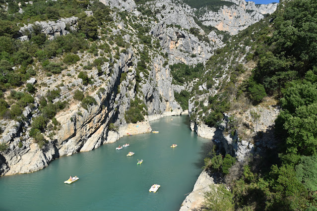 foto de cima do penhasco mostrando o lago em Gorges du Verdon