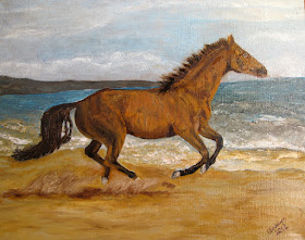 Конь, бегущий по песку у моря
