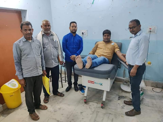 गढ़वा: चिनिया प्राथमिक स्वास्थ्य केंद्र के चिकित्सा पदाधिकारी सह समाजसेवी डॉक्टर असजद अंसारी ने 26वां रक्तदान किया। Garhwa-
