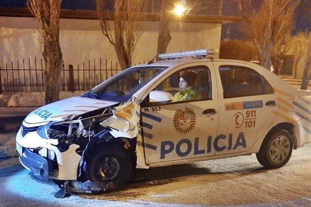 Patrullero choco contra un vehiculo detenido en un semaforo
