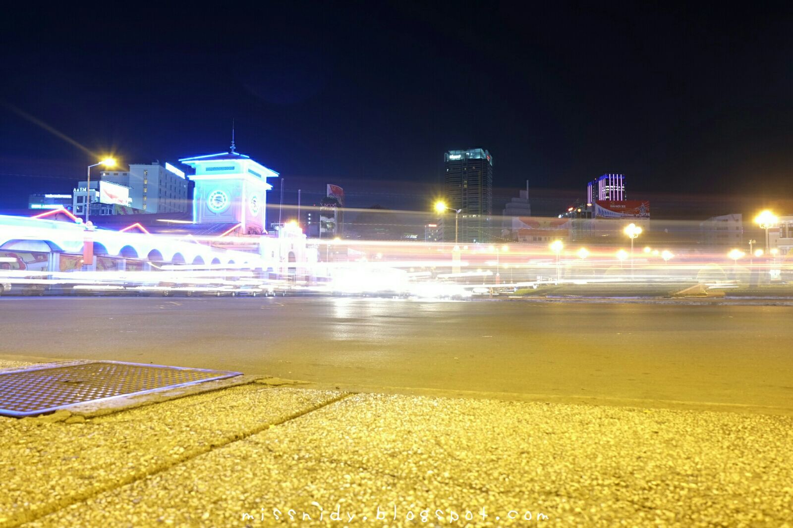 jalan-jalan di ho chi minh malam hari