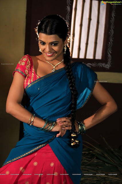 Tashu Kaushik in saree