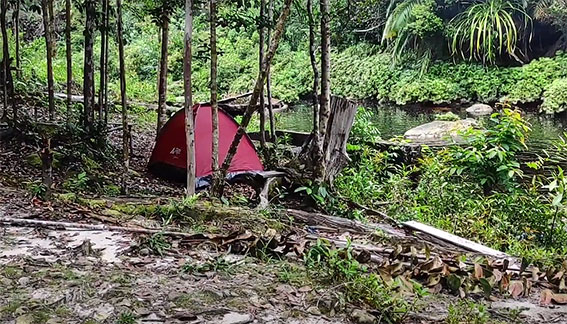 Camping di pinggiran sungai di Air Terjun Medang Pulang Kapuas Hulu