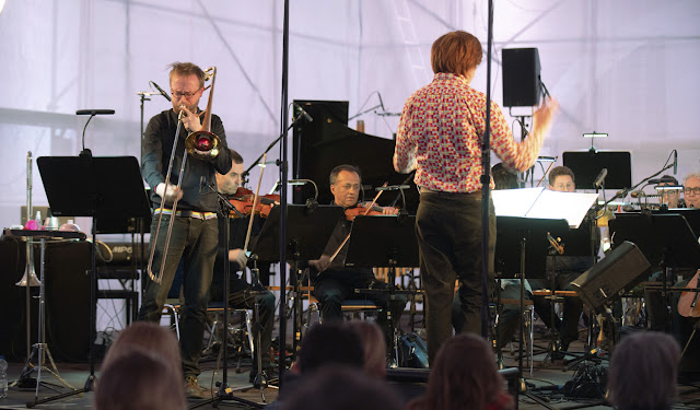 Alex Paxton performing with Ensemble Modern (Photo Walter Vorjohann)