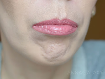 Как выглядит на губах Faberlic Satin Kiss Губная помада 40387 пыльный розовый