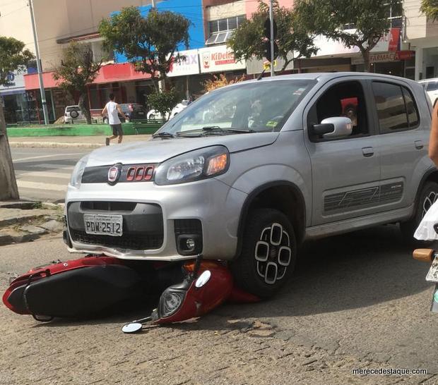 Colisão entre carro e moto deixa dois jovens feridos em Santa Cruz do Capibaribe