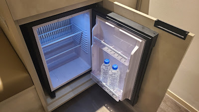 나인트리 로카우스 호텔 스탠다드 더블 룸컨디션 및 평가-침대 컨디션-냉장고 생수