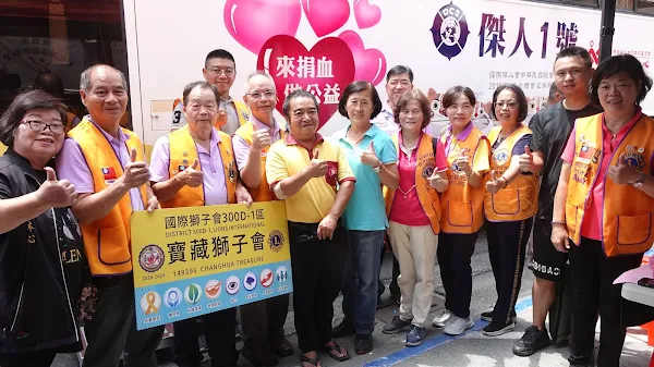 ▲彰化縣寶藏獅子會攜手救國團芬園鄉團委會於今天在芬園鄉公所外舉辦「捐血就是潮」捐血活動，寶藏獅子會會長謝忠儒感謝每位參與者的愛心奉獻。（記者林明佑攝）