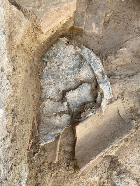 Χάλκινη ασπίδα που βρέθηκε στο άδυτο του πρώτου αρχαϊκού ναού