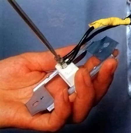 Instalaciones eléctricas residenciales - Conectando cables a apagador nuevo