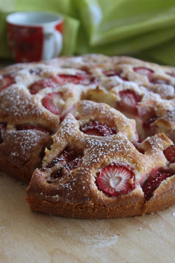 Torta alle fragole #morbidosa #torta #desser #fragole #banane #ricetta #food #recipes #dessert #frutta #dolce #ricetteitaliane #cucinaitaliana #yogurt