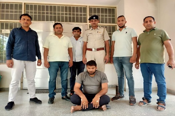 Police-arrested-the-accused-who-took-away-Rs-421000-after-breaking-into-the-ATM-machine-of-HDFC-Bank
