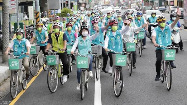 ▲彰化縣長參選人黃秀芳帶領「彰化隊」候選人一路騎單車前往選委會登記，許多熱情民眾在路旁揮舞旗幟大喊「黃秀芳凍蒜」、「黃秀芳加油」。（圖／記者林明佑翻攝）