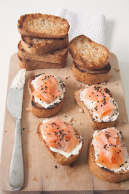 Crostini di salmone affumicato e formaggio fresco spalmabile