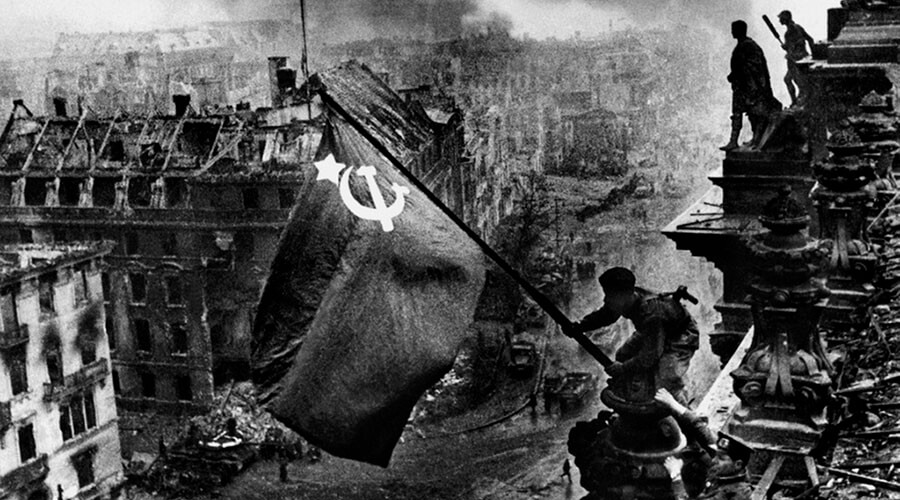 Shocking Pictures Of WWII Captured By Soviet Photographer (Graphic Content)