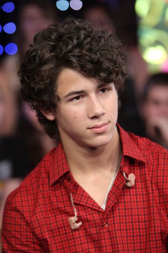 Anak ketiga dari keluarga Jonas anggota termuda di band Jonas Brothers