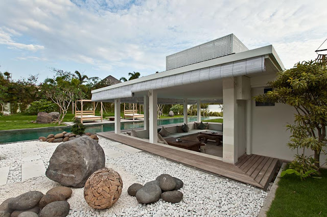 Picture of the sunken terrace by the swimming pool