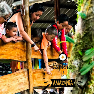 Una familia junto a la madre y la abuela, disfrutando de su visita al Zoológico El Arca, observando y señalando con entusiasmo a los animales en exhibición.