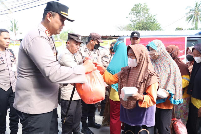 Puluhan Petugas Kebersihan dan Pedagang Kaki Lima Mendapat Bantuan Paket Sembako dari Kapolres Karimun