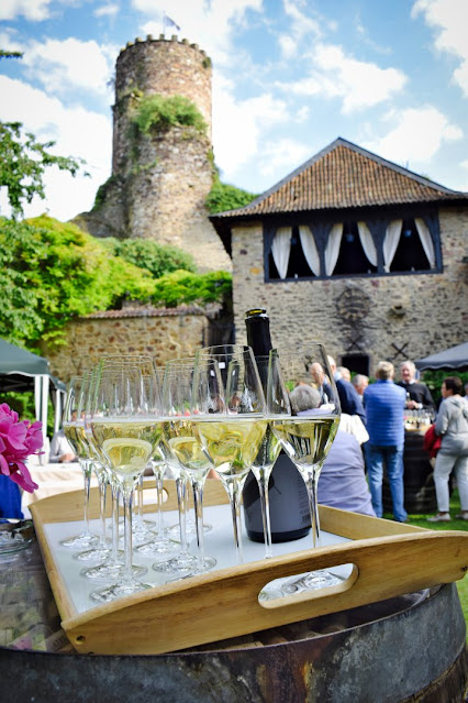 Weinhöfefest rund um die Burg Layen