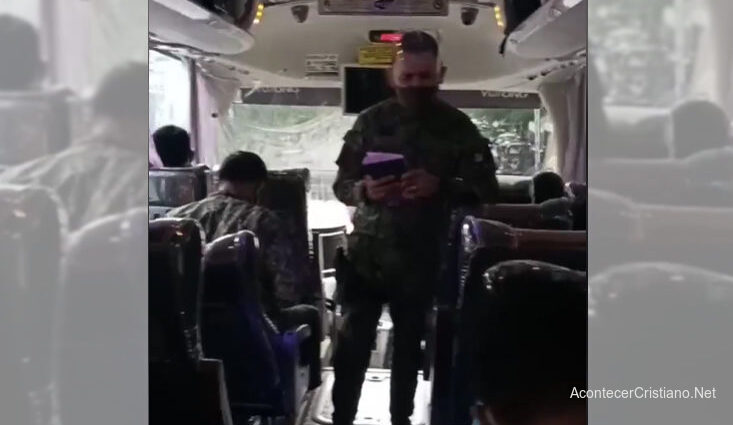 Policía predica con Biblia en mano a sus colegas del Ejército