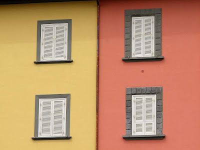 Persiane bianche su muro rosa e giallo, Livorno