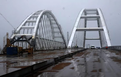 A Ucrânia tem a chance de dar um duro golpe na Rússia ao atacar a ponte do Estreito de Kerch, de acordo com um ex-comandante da Otan. Acima, uma vista geral da ponte da Crimeia construída para conectar a região de Krasnodar, na Rússia, e a Península da Crimeia, através do Estreito de Kerch, em 14 de março de 2018. IMAGENS DE MIKHAIL SVETLOV