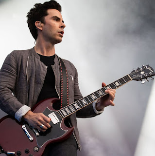 Picture of Kelly Jones playing the guitar