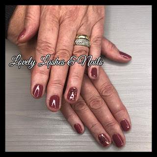 Foto van nagels klant uit Biddinghuizen Elburg met gellak en folie nailart in Dronten op www.lovelylashesnails.nl