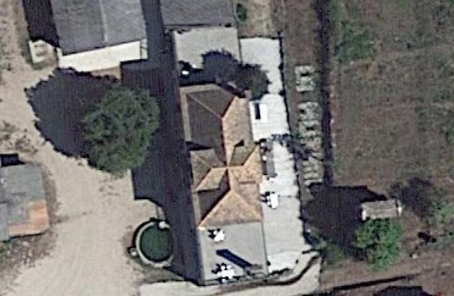 Vista do Convento de Agrelo onde se observa a planta en forma de cruz. Google Maps