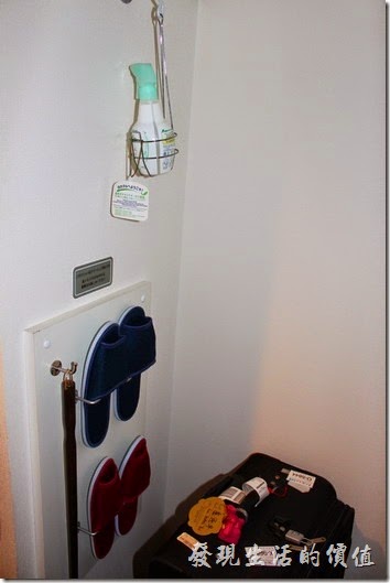 【博多祇園Hotel東名inn】客房內有提供拖鞋、鞋拔、芳香劑(噴在鞋子內除臭用的)。 