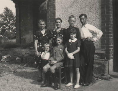 Marie Jeanne, Adrienne, Angèle et Edouard MEYER  et ses petits enfants