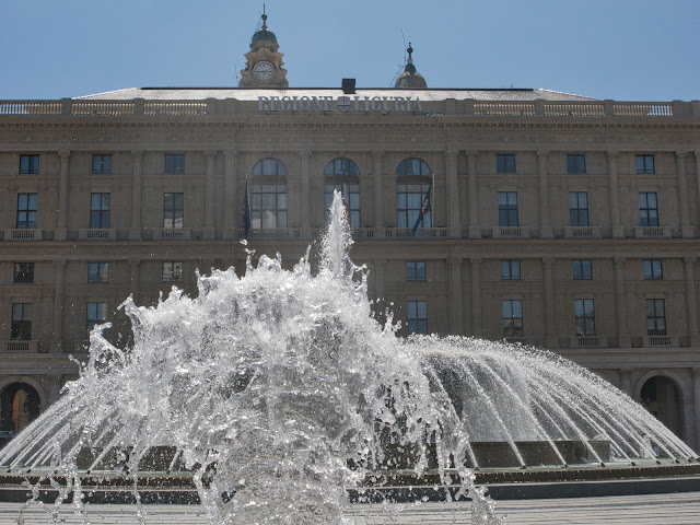 jiemve, le temps d'une pose, Italie, Gênes, Genova, façade, via XX settembre, piazza Raffaele de Ferrari, place Raffaele de Ferrari, fontainee